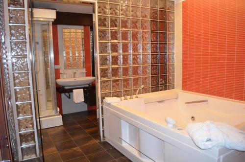 Suite, spa bathtub
