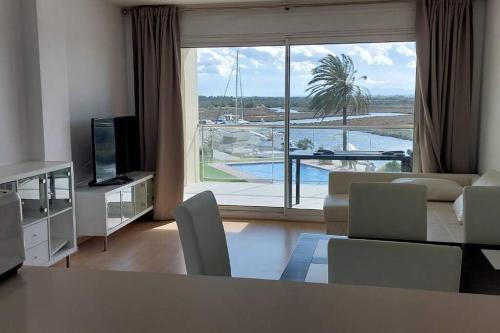 Apartament amb piscina i zona ajardinada