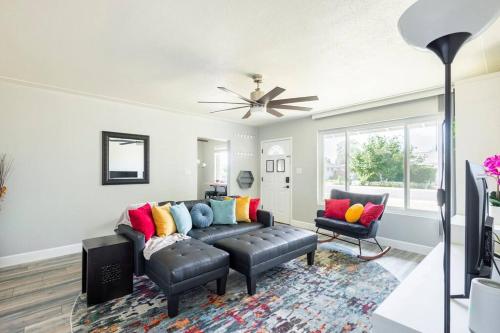 Cute Midcentury Modern - Tap to explore photos