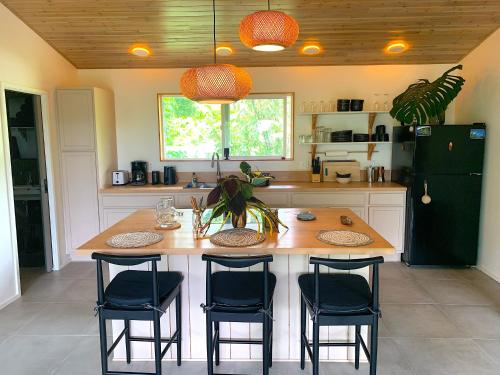 Seaside House and Aloha Bungalow - Kaimu, HI