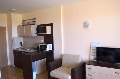 Bright Studio with Parking & Pool, Sweti Wlas (Foto 8)