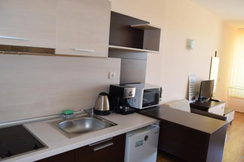 Bright Studio with Parking & Pool, Sweti Wlas (Foto 9)