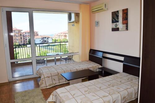 Bright Studio with Parking & Pool, Sweti Wlas (Foto 7)