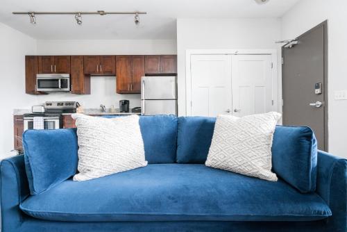 CozySuites MusicRow Elegant 1BR with free parking 36 in Nashville, USA