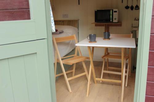 Iekārtas, Cosy Shepherd's Hut with Hot Tub in Houpbodlera