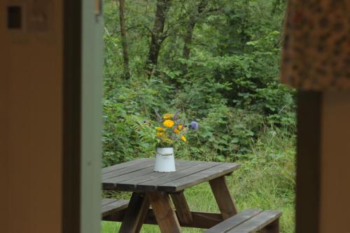 Dārzs, Cosy Shepherd's Hut with Hot Tub in Houpbodlera