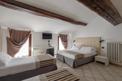 1 queen bed, 2 twin beds