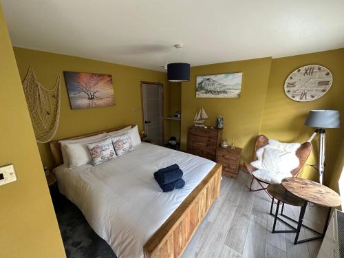 Plymouth ISLAND LODGE Since 1835 Barbican, Free Limited Parking, Perfect for Ferry terminal 4-Star Hotel suite