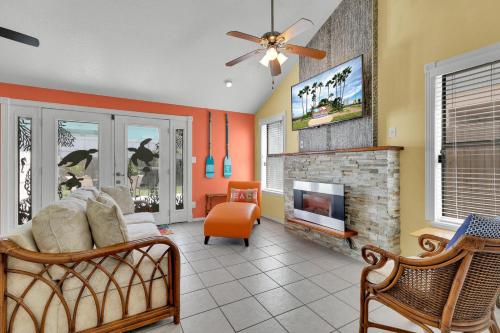 Cozy, single story townhome with backyard & grill!