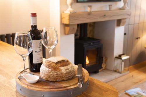 Cotswold cottage with hot tub in Bledington