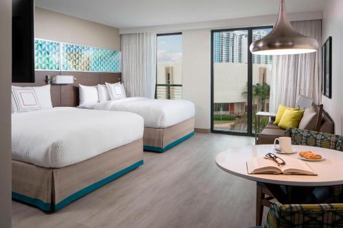 2 queen beds, 1 sofa bed