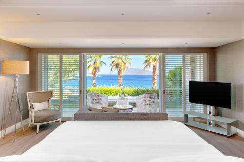 Deluxe Marine Suite, Suite, 1 King, Seafront, Balcony
