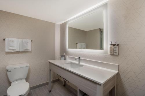 Queen Suite with Two Queen Beds and Transfer Shower - Communications and Mobility Accessible