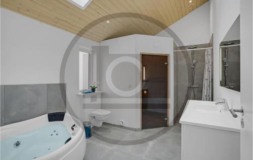 Bathroom, Stunning Home In Ebeltoft With Sauna in Fuglslev