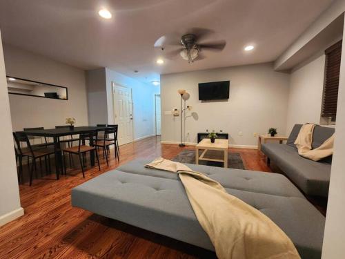 Luxury 2 bed apt, mins to NYC! in Union City, USA