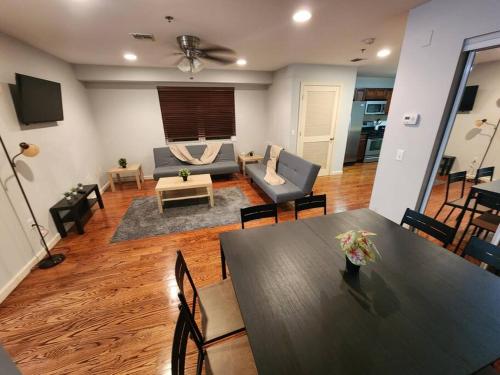 Luxury 2 bed apt, mins to NYC! in Union City, USA