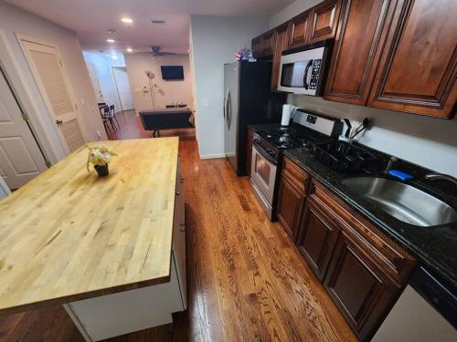 Luxury 2 bed apt, mins to NYC! in Union City, USA