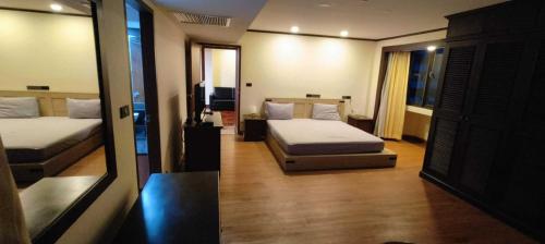 Omni Tower Sukhumvit Nana by Direct Rooms