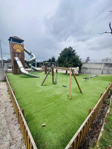 Parque infantil, Albergue Monte Do Gozo in Santiago De Compostela