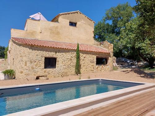 Swimming pool, Bastide de la madeleine in Pougnadoresse