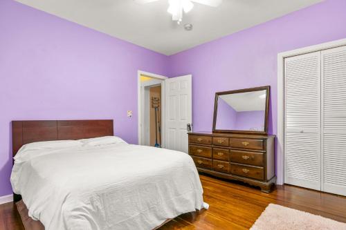 The Pink Room near Yale Hospital/Bridegport in Bridgeport, USA