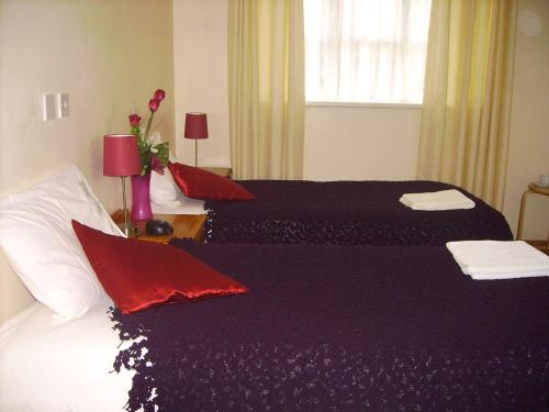 2 twin beds