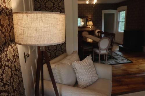 Hillside Haven: Luxe Farm Escape - 5BR-2 King Beds in Swanzey, USA