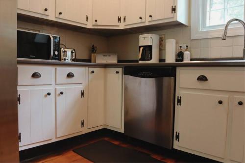 Hillside Haven: Luxe Farm Escape - 5BR-2 King Beds in Swanzey, USA