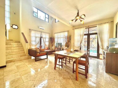 kuta 5BR private villa pool ,near airport,