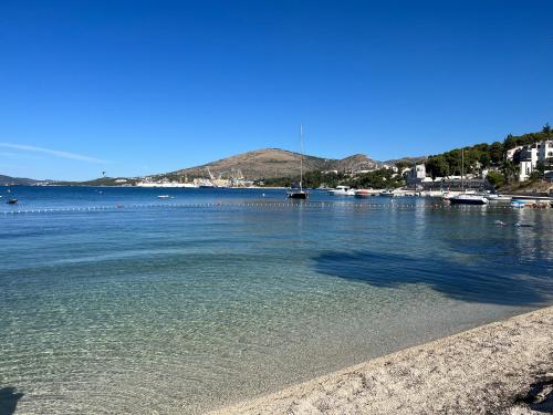 Apartments Villa Mirella 20 m from the sea - free parking – Trogir, MD