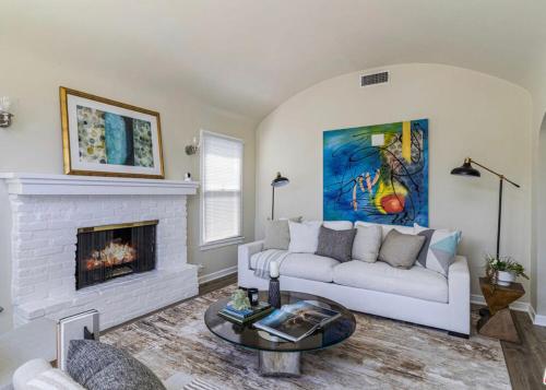 Central 3 bedroom house sleep 8 free parking