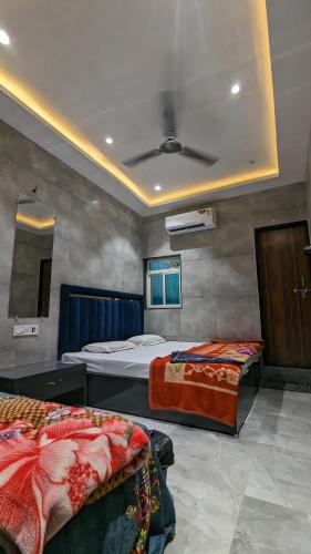 1 queen bed, 1 sofa bed