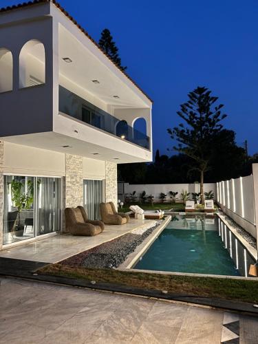 Luxury Villa with Pool, BBQ & Garden in Vouliagmeni, Athens (photo 5)