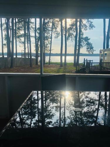 Secluded lakefront cabin on Robinson