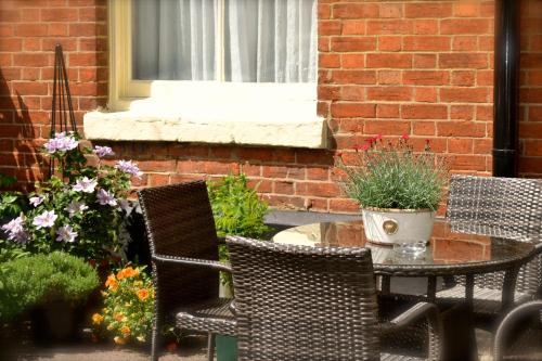 Ресторант, The Queen Hotel in Олни