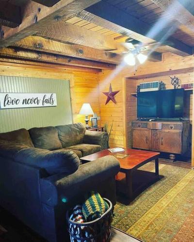 3 Bedroom log cabin with hot tub at Bear Mountain in Eureka Springs, USA