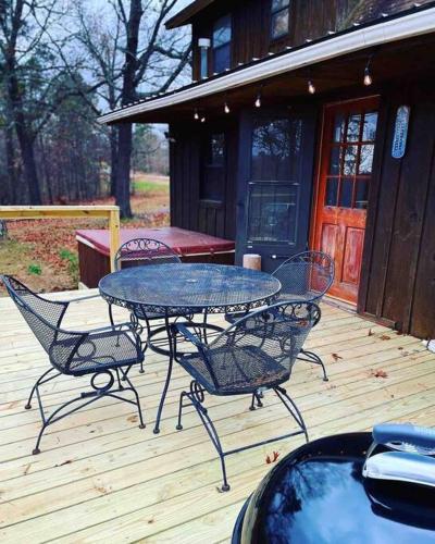 3 Bedroom log cabin with hot tub at Bear Mountain detail