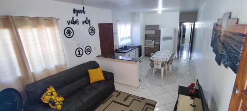 Casa inteira ITANHAÉM Piscina AQUECIDA, Churrasqueira e Wi-fi (Casa inteira ITANHAEM Piscina AQUECIDA, Churrasqueira e Wi-fi) in บัลเนียริโอตูปี