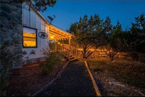Modern Cabin with Hill Country Views in Rio Frio (TX)