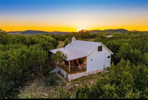Modern Cabin with Hill Country Views in Rio Frio (TX)