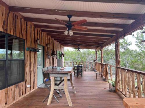 Modern Cabin with Hill Country Views in Rio Frio (TX)
