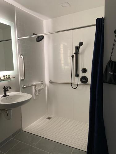 King Room with Roll-in Shower - Mobility and Hearing Accessible