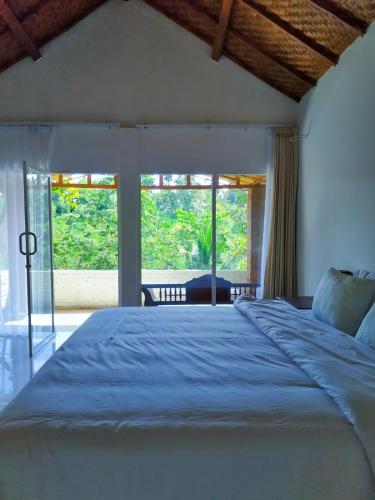 1 king bed, 1 sofa bed
