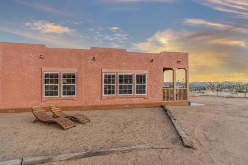 Near Pappy & Harriets + Rimrock Ranch w/ Hot Tub in Pioneertown, USA