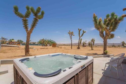Near Pappy & Harriets + Rimrock Ranch w/ Hot Tub in Pioneertown, USA