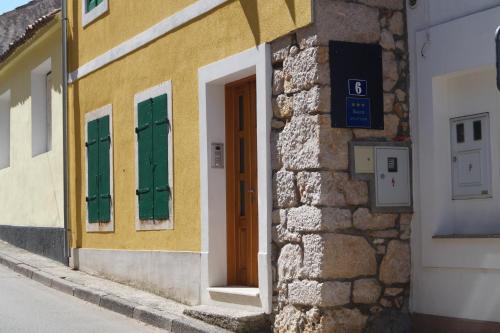 Apartments Kuća Grško in Selce