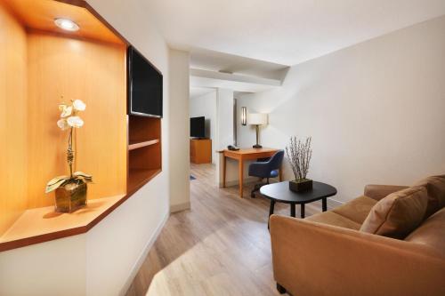 1 Bedroom Suite, 1 King, Sofabed