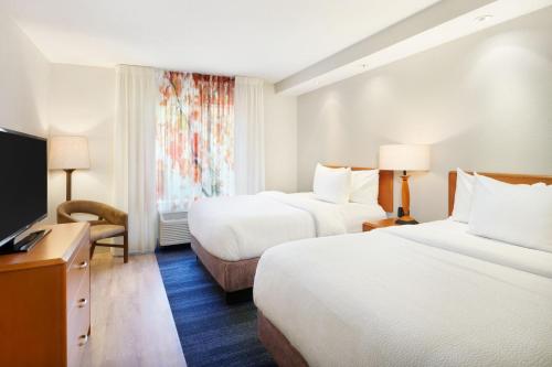 One-Bedroom Queen Suite with Sofa Bed and Adapted Tub - Mobility and Hearing Accessible