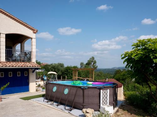 Maison avec vue panoramique, piscine et spa