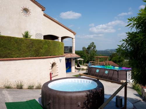Maison avec vue panoramique, piscine et spa